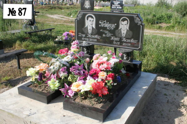 Подвійний гранітний пам'ятник